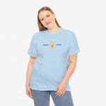 Lichtblauwe T-shirt met borstprint “MAMA” en beer, gedragen door model.