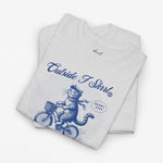 Grijs t-shirt set met blauwe kat- en motorillustratie en tekstprint voorop.