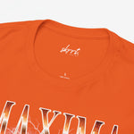 Oranje T-shirt-kraag met kleine merknaam en “100% katoen” tekst op de hals.