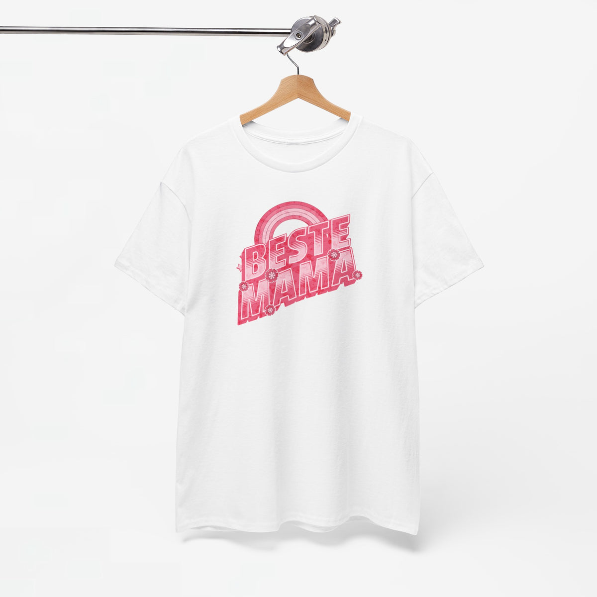 Wit T-shirt voor mama met roze “BESTE MAMA” opdruk, aan kleerhanger
