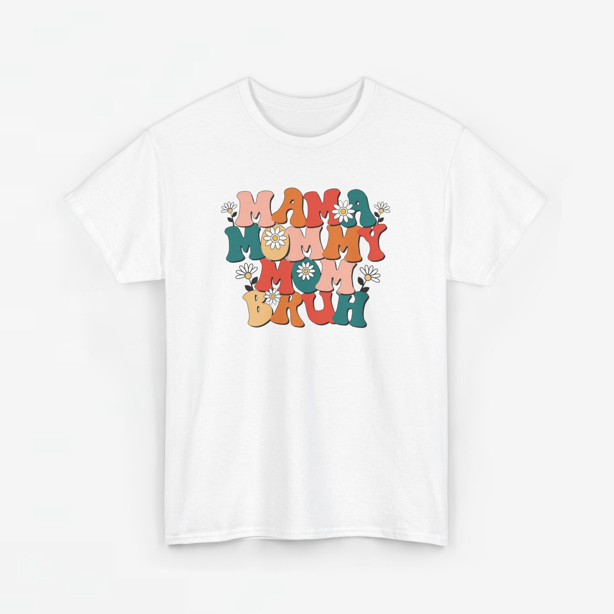 Wit oversized T-shirt met ronde hals en kleurrijke “MAMA MOMMY MOM BRUH” print.