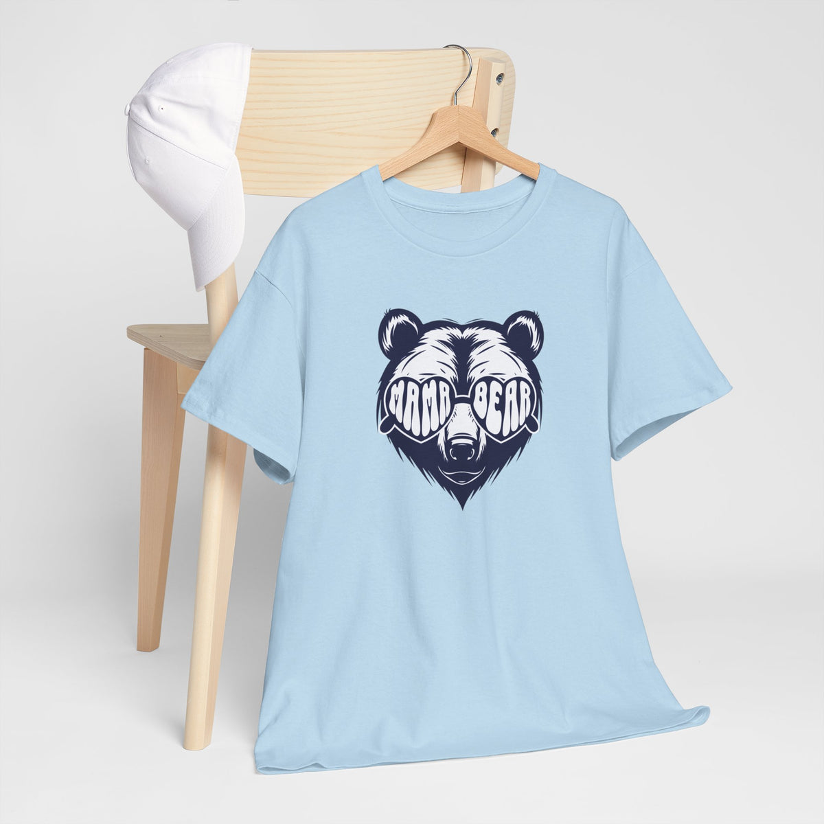 Lichtblauwe oversized T-shirt met zwart 'MAMA-BEAR' beermotief op de borst