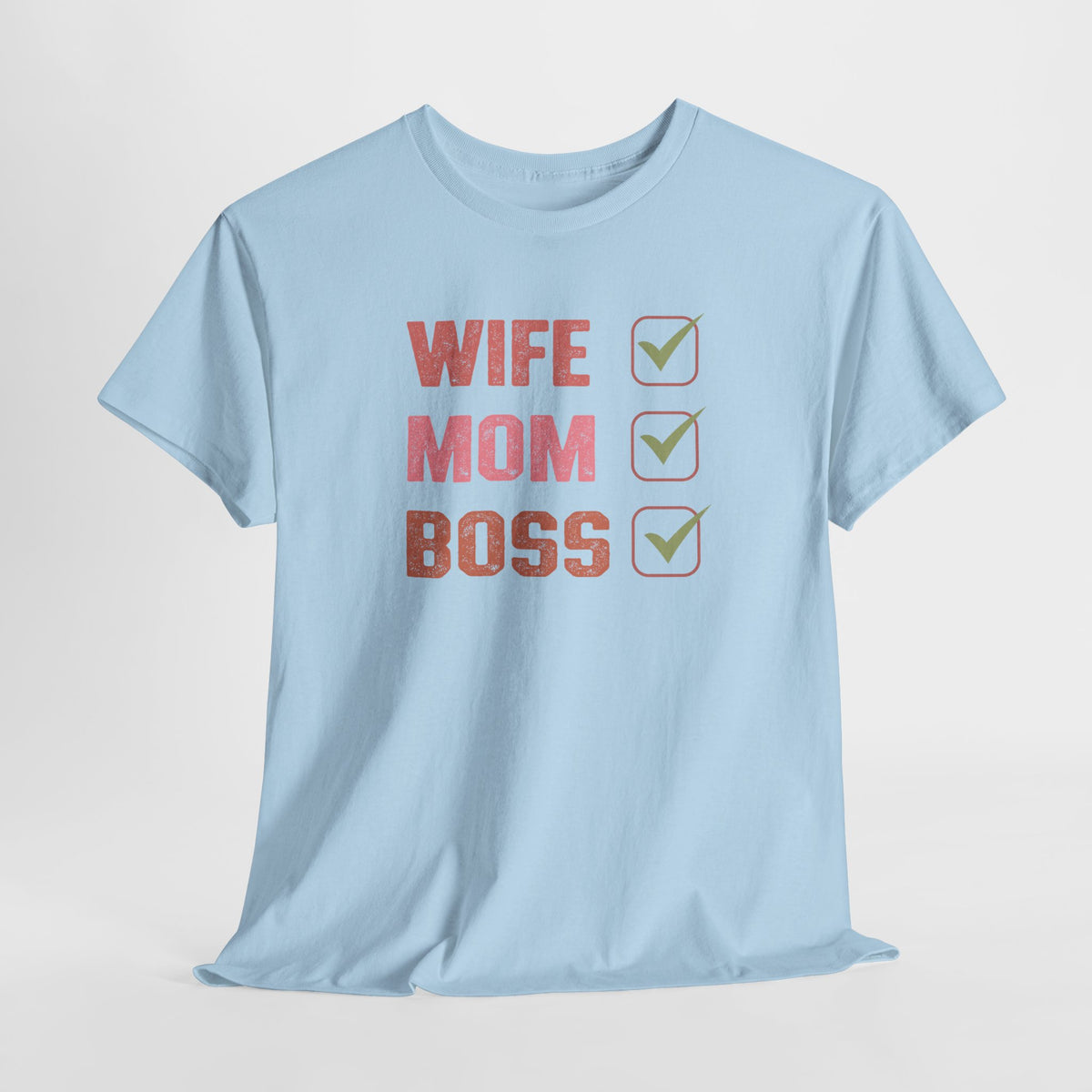 Lichtblauwe T-shirt met ronde hals en opdruk “WIFE MOM BOSS” met check-icoontjes.