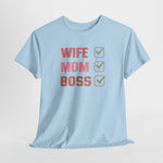 Lichtblauwe T-shirt met ronde hals en opdruk “WIFE MOM BOSS” met check-icoontjes.