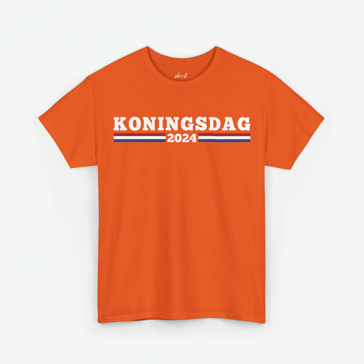 Oranje heren T-shirt met 'KONINGSDAG 2024' witte tekst en blauwe streep