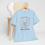 Lichtblauw T-shirt met ronde hals en borstprint “Overstimulated Moms Club”.