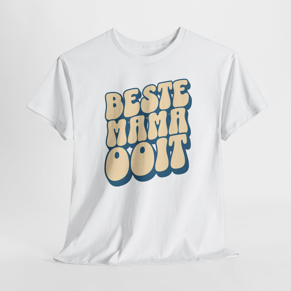 Wit t-shirt met blauwe/geel opschrift “BESTE MAMA OOIT” op de borst.
