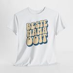 Wit t-shirt met blauwe/geel opschrift “BESTE MAMA OOIT” op de borst.