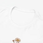 Wit T-shirt: close-up van ronde hals en bovenkant van bloem met slingerende tekstlijn
