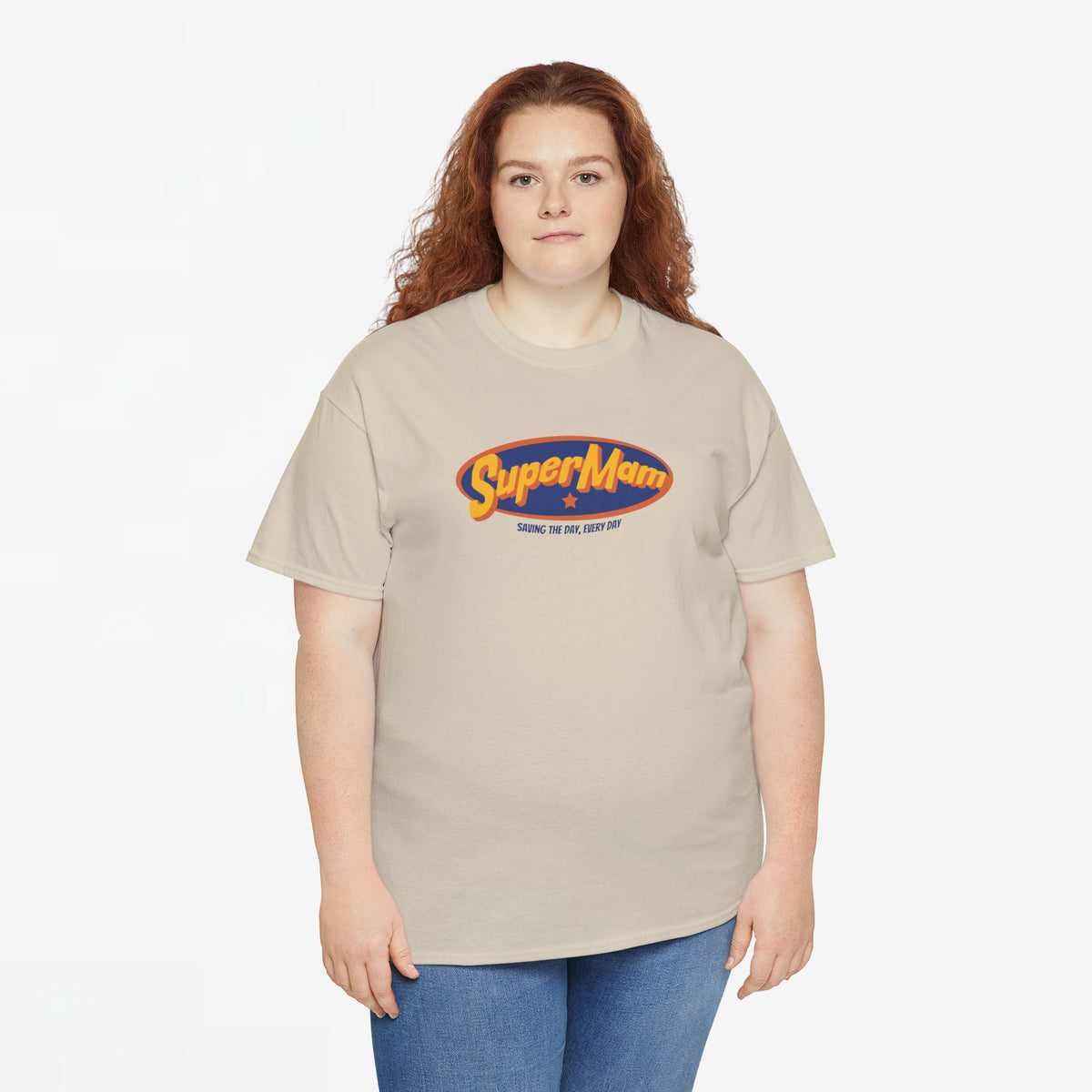 Oversized beige t-shirt gedragen, SuperMam-logo op de borst