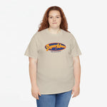 Oversized beige t-shirt gedragen, SuperMam-logo op de borst