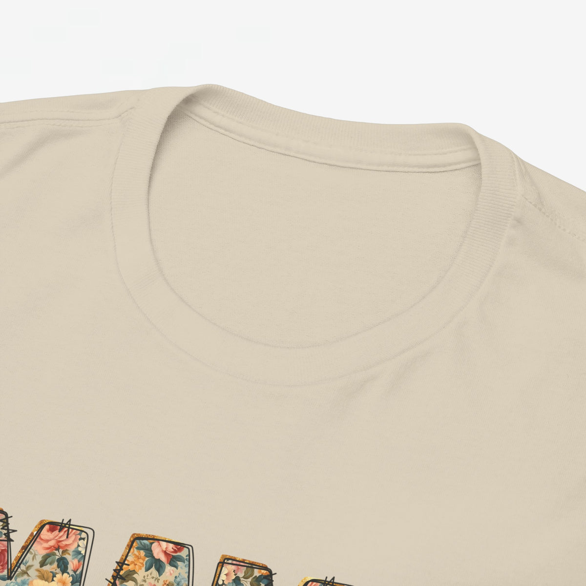 Beige T-shirt halsboord en schoudernaad, met bloemenprint op de onderrand