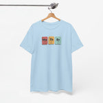 Lichtblauwe T-shirt op houten hanger met ronde hals en elementenprint (Mo Th Er) voorop