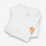 Wit dames T-shirt met kleine oranje borstprint, plat liggend