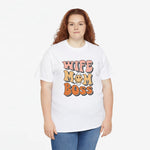 Witte t-shirt met frontopdruk “WIFE MOM BOSS”, gedragen door model met spijkerbroek