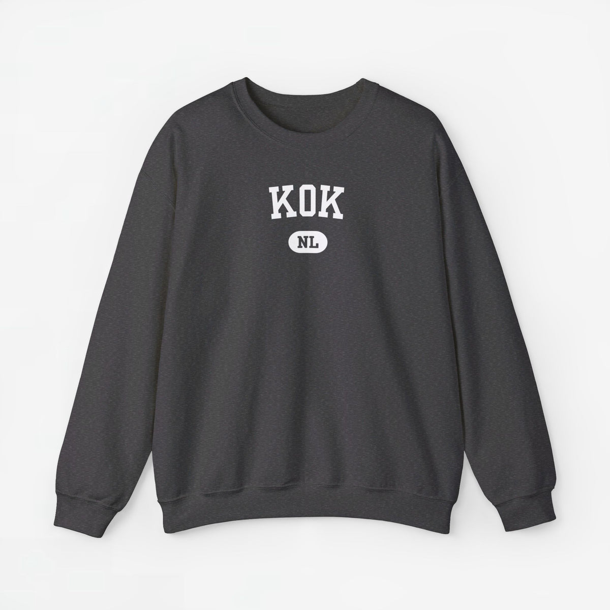 Sweater met ronde hals in donkergrijs/zwart en borstprint “KOK”