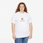 Wit oversized t-shirt met borstprint, ronde hals en korte mouwen op model