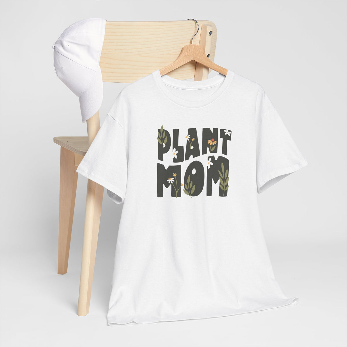Wit oversized T-shirt op hangertje met “Plant Mom” print