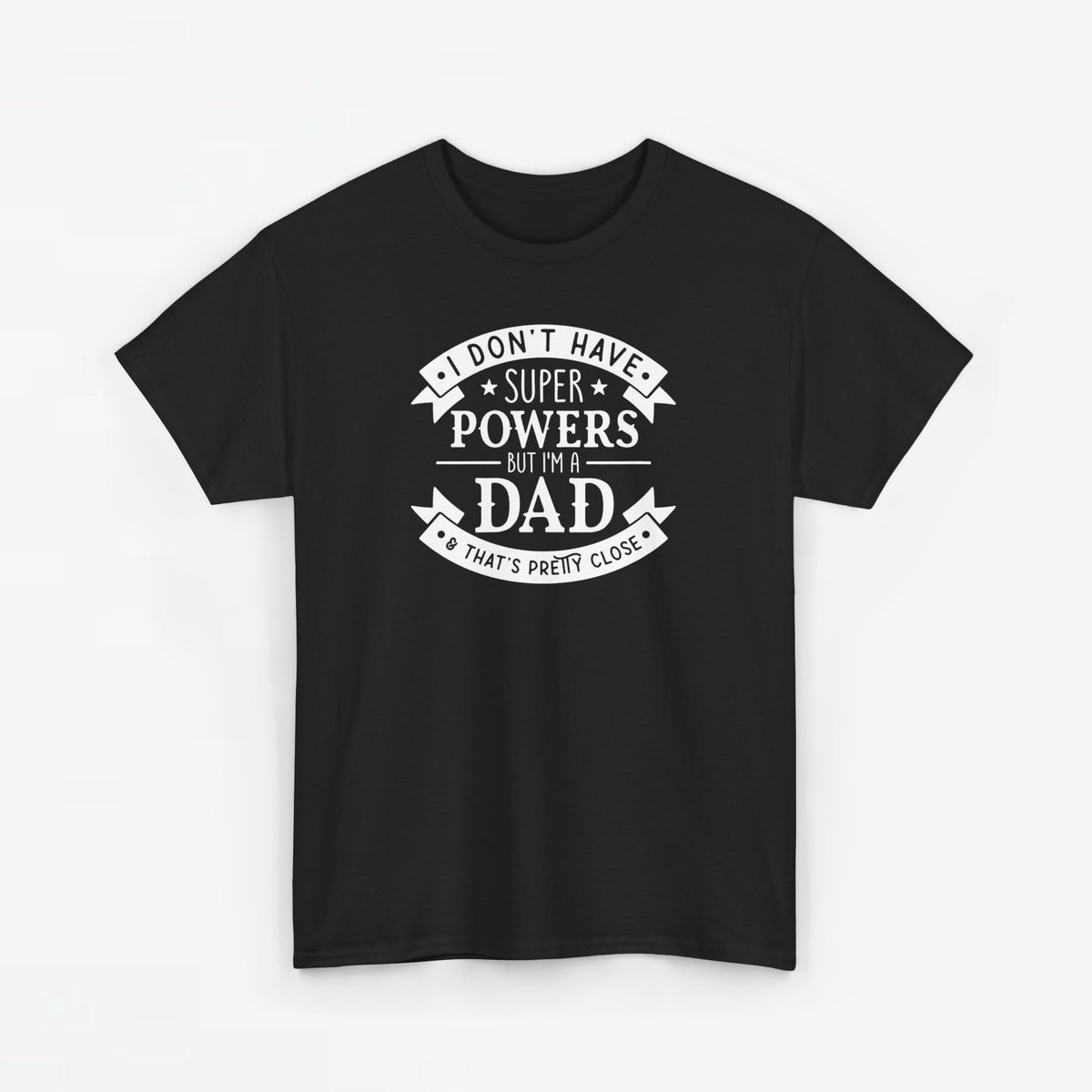 Zwarte T-shirt met witte tekstprint “superpowers” en “dad”