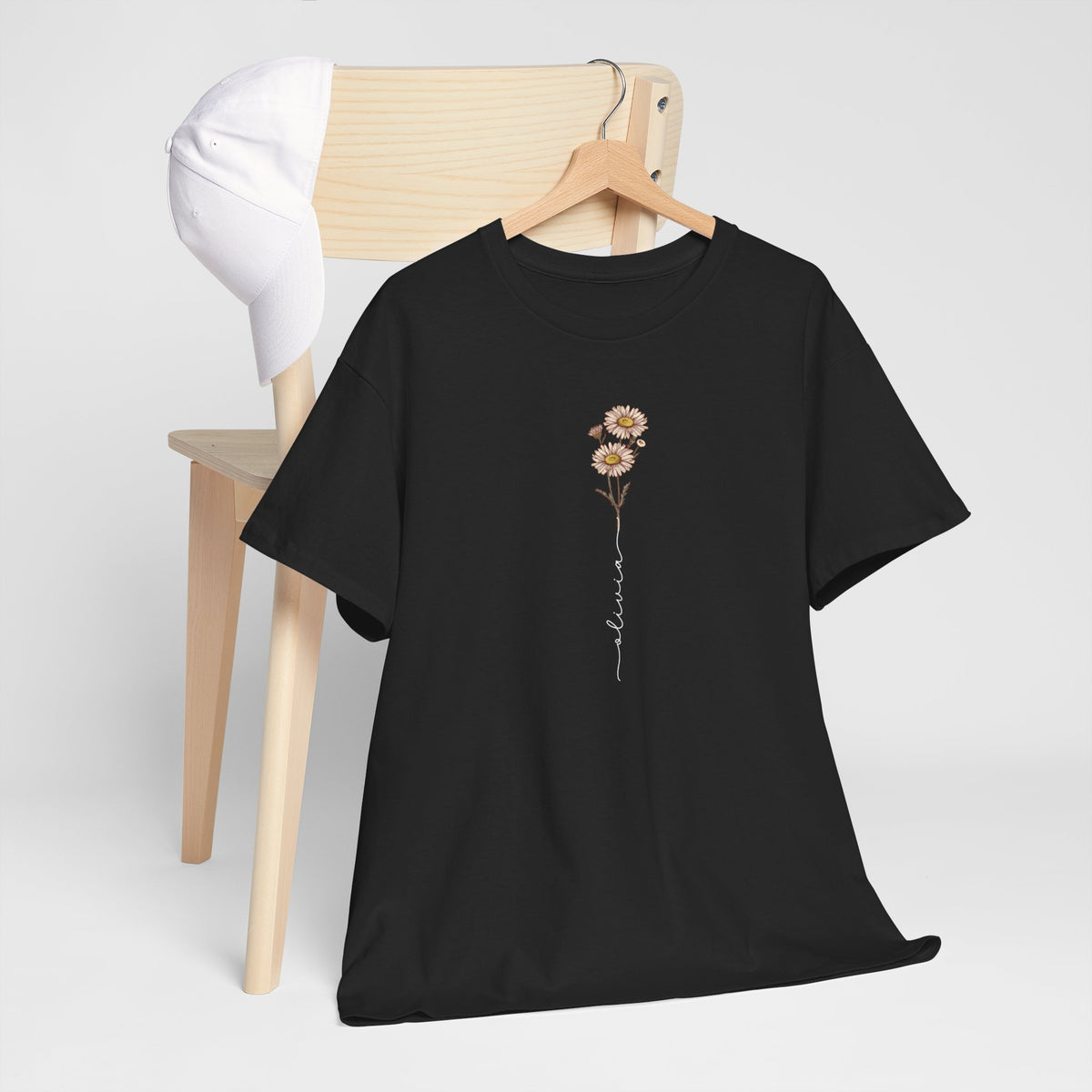 Zwart T-shirt met margrietbloem en slingertekst op de borst