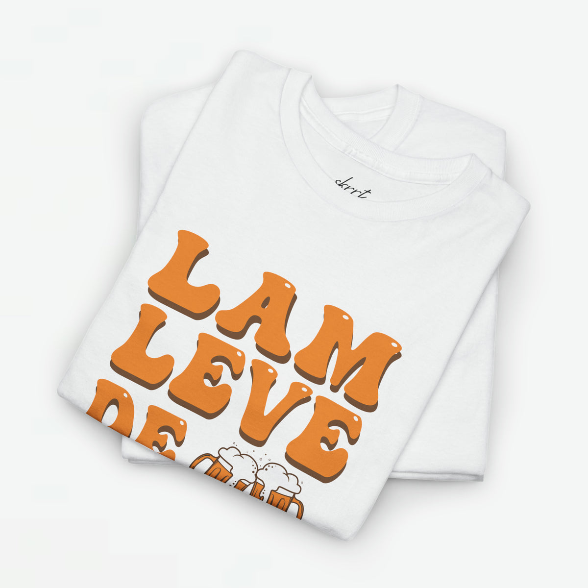 Wit T-shirt met grote oranje tekstprint en kleine illustratie onderaan.
