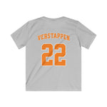 Kinder voetbalshirt lichtgrijs met VERSTAPPEN en rugnummer 22, achterop.