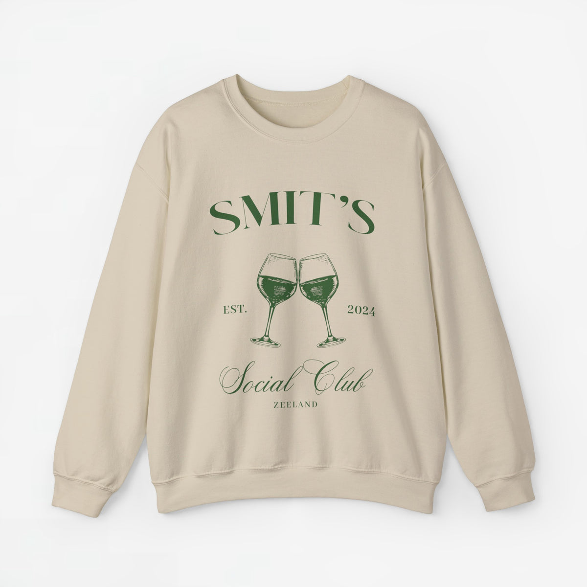 Beige sweater met opdruk “SMIT’S Social Club Zeeland 2024” en wijnglazen.