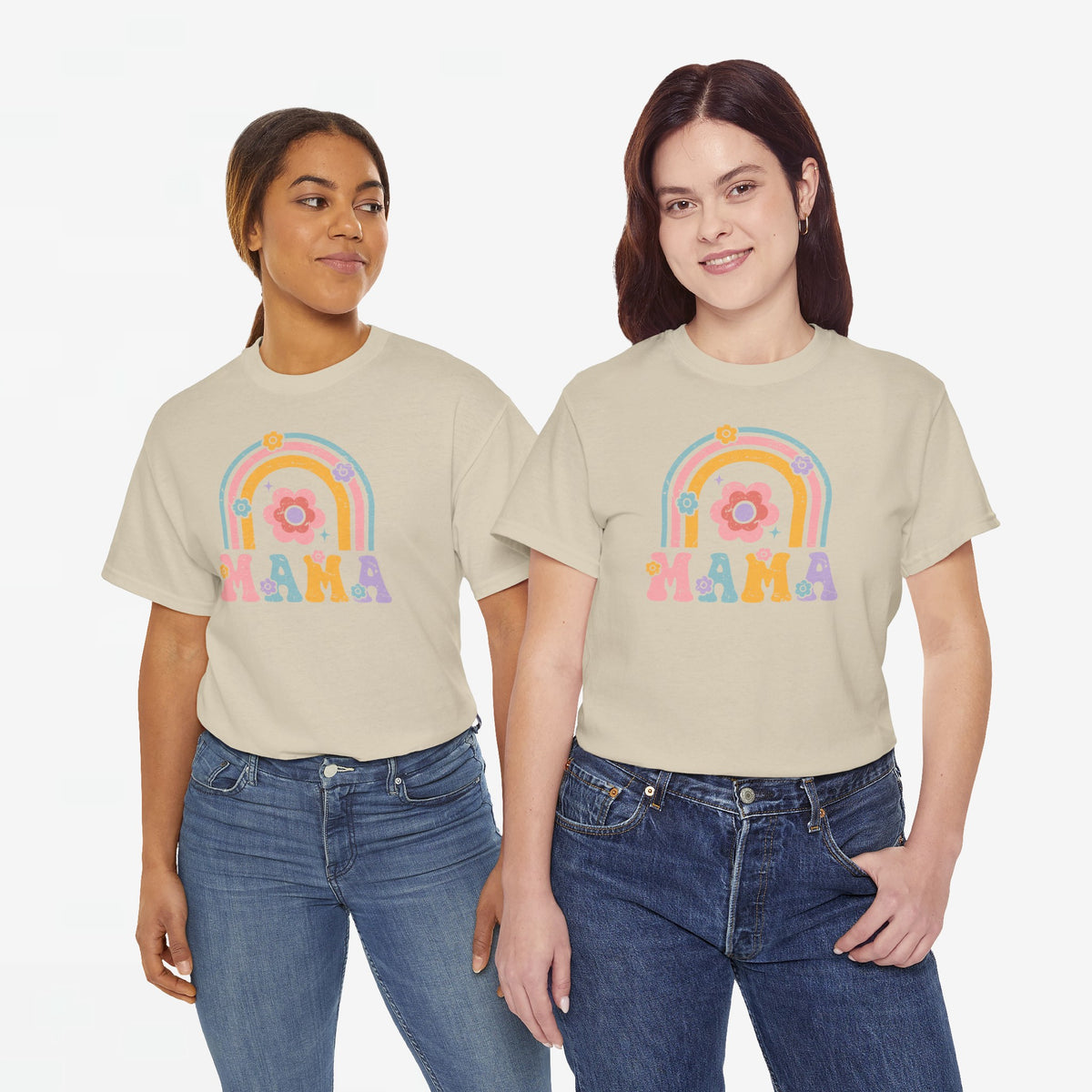 Twee oversized T-shirts: zandkleurig en lichtroze, met regenboogprint en tekst MAMA.