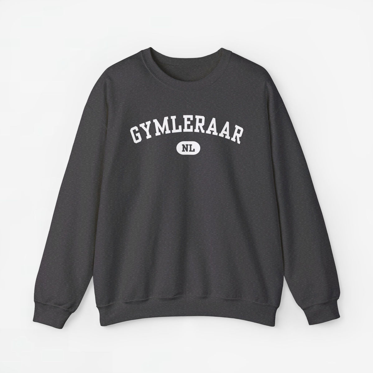 Donkergrijze sweater met ronde hals en borstprint 'GYMLERAAR' met NL-embleem.