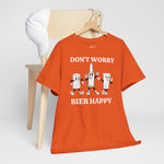 Oranje T-shirt op kledinghanger met frontprint “DON’T WORRY” en “BIER HAPPY”.