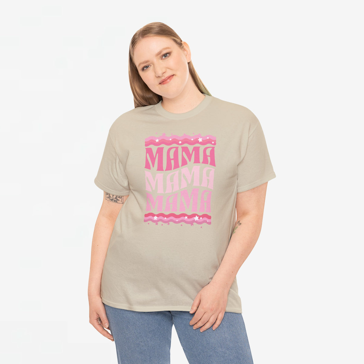 Beige oversized t-shirt met roze MAMA-print, model in jeans