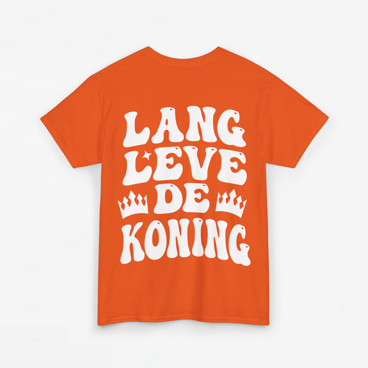 Oranje oversized t-shirt plat gelegd met grote witte tekstprint “LANG LEVE DE KONING”