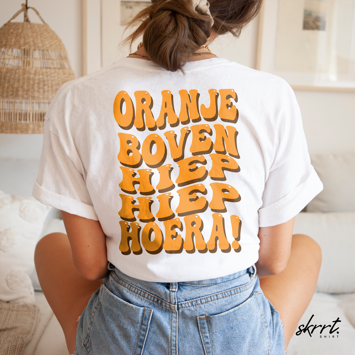 Witte oversized T-shirt met oranje tekstprint achterop bij gedragen model