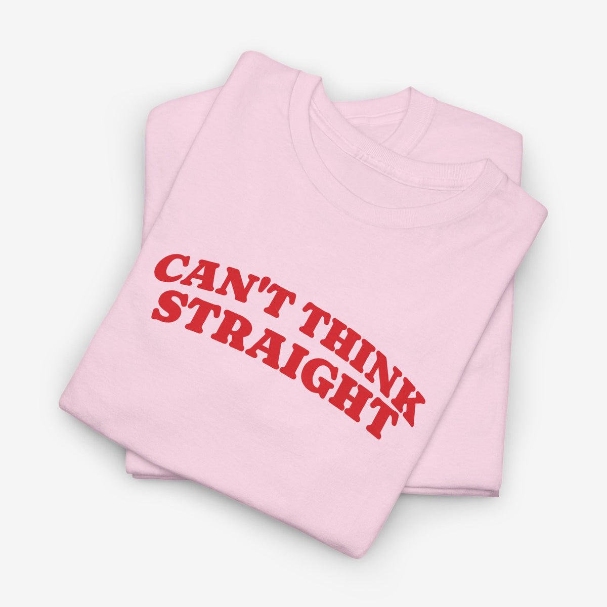 Roze T-shirt met rode tekst “CAN'T THINK STRAIGHT”, gevouwen set
