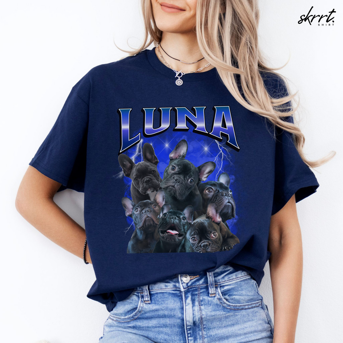 Donkerblauwe T-shirt met LUNA-opdruk en collage van zwarte honden op borst.