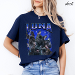 Donkerblauwe T-shirt met LUNA-opdruk en collage van zwarte honden op borst.