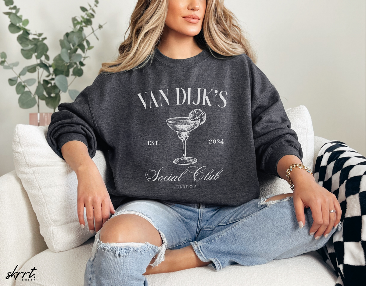Donkergrijze sweatshirt met opdruk van cocktailglas, gedragen door vrouw