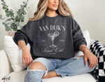Donkergrijze sweatshirt met opdruk van cocktailglas, gedragen door vrouw