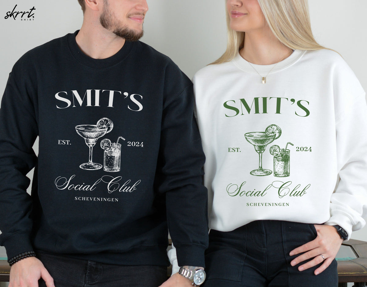 Set: marineblauwe en witte sweatshirts met ronde hals en print van bekers en tekst.
