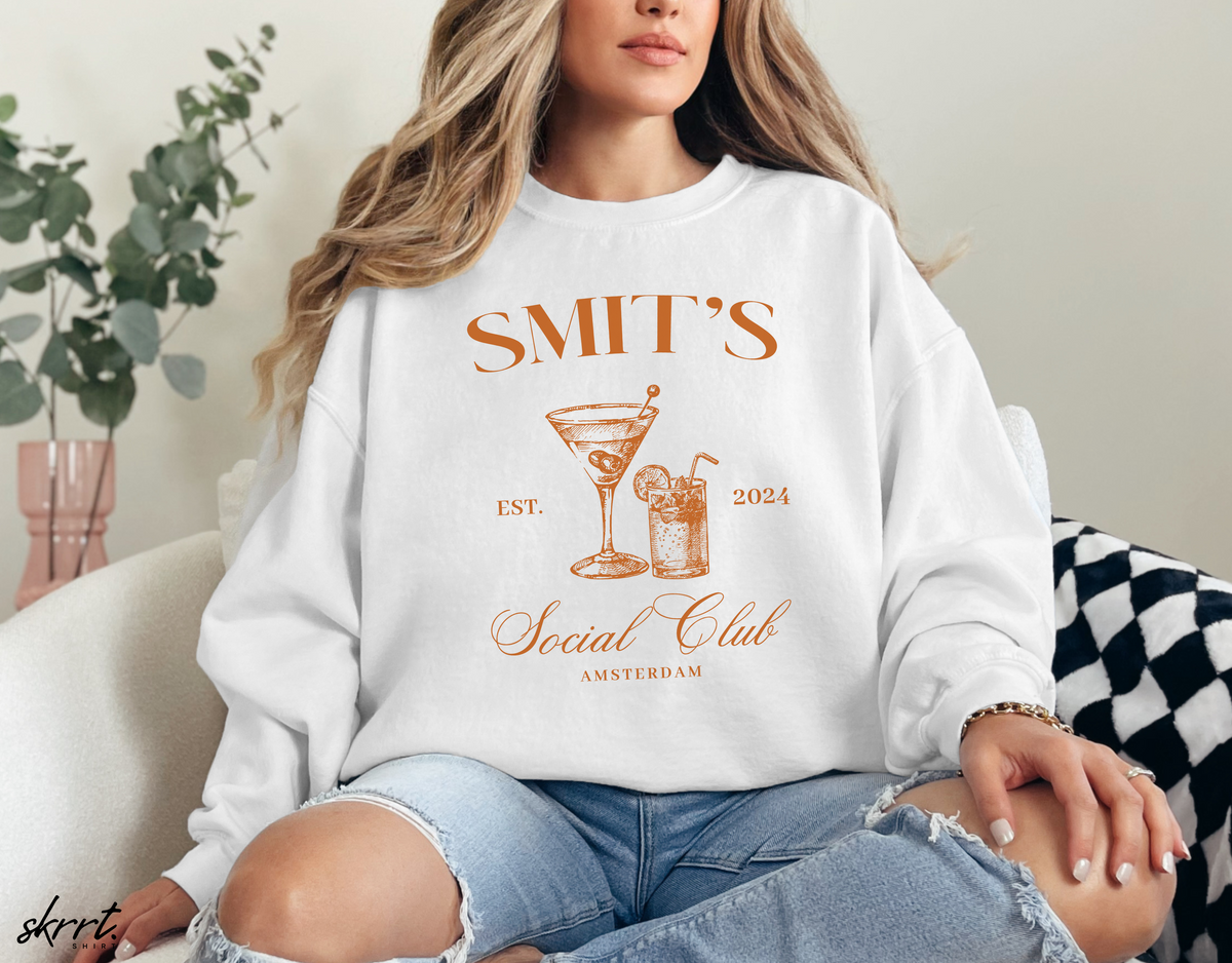 Witte sweatshirt met ronde hals en koperkleurige Social Club-print, gedragen
