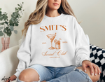 Witte sweatshirt met ronde hals en koperkleurige Social Club-print, gedragen