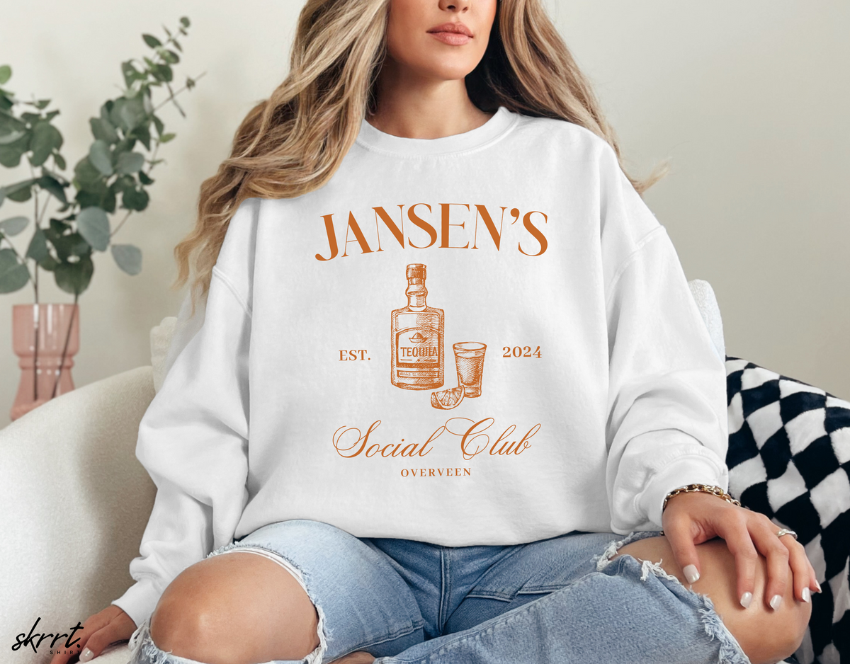 Witte sweatshirt met JANSEN'S opdruk, ronde hals, gedragen door vrouw met spijkershort