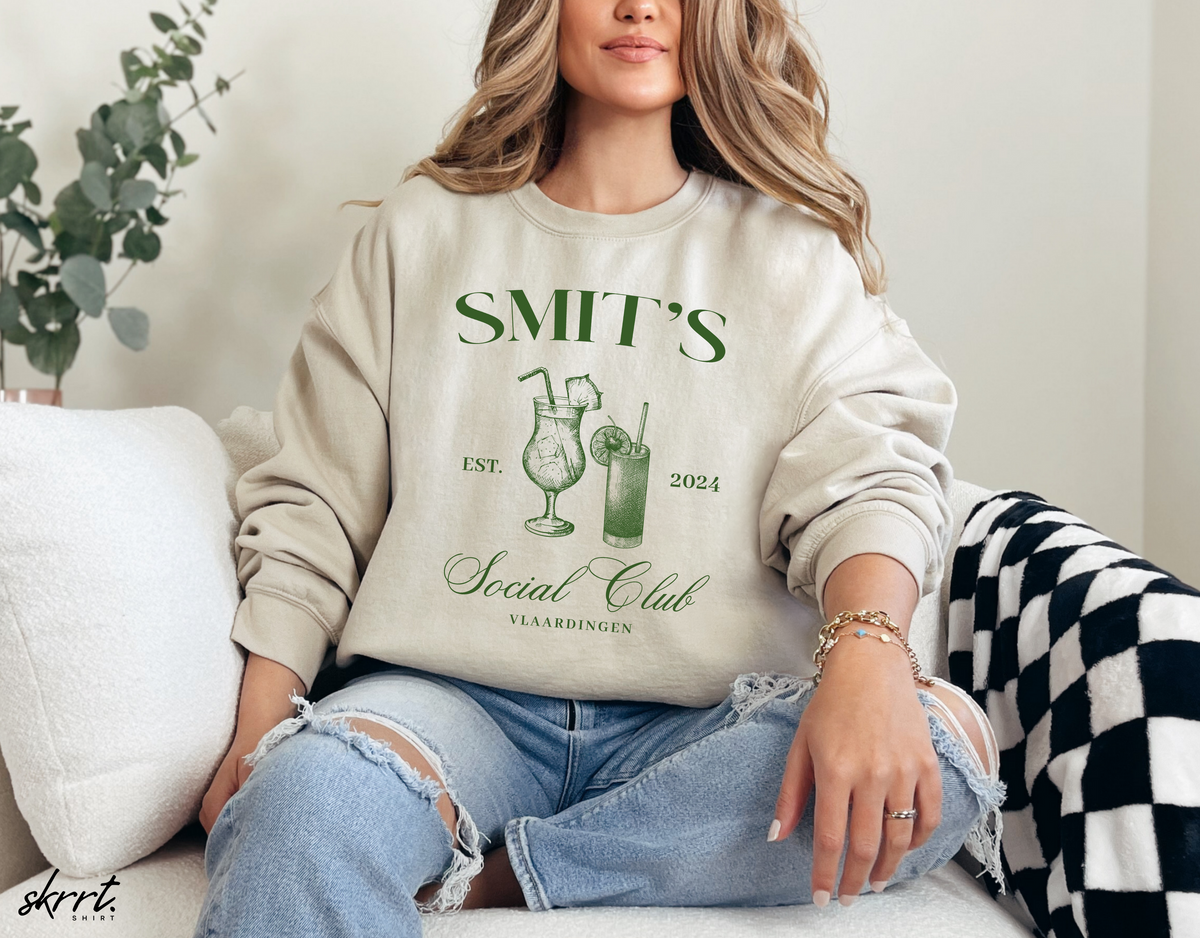 Sandkleurige sweatshirt met borstopdruk 'SMIT'S Social Club' gedragen door model