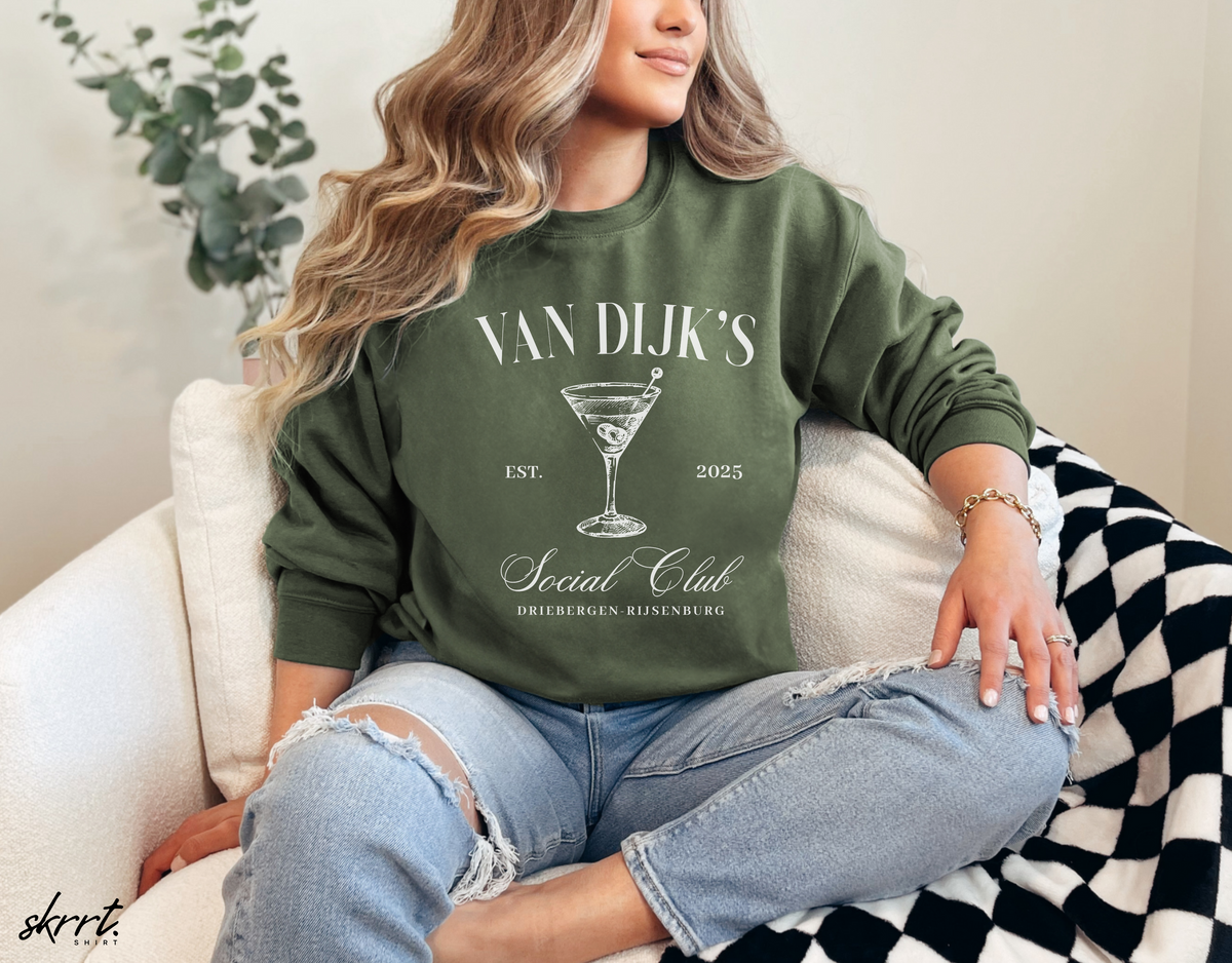 Militairgroene sweatshirt, gedragen met kermiskelkprint en tekst voorop