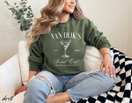 Militairgroene sweatshirt, gedragen met kermiskelkprint en tekst voorop