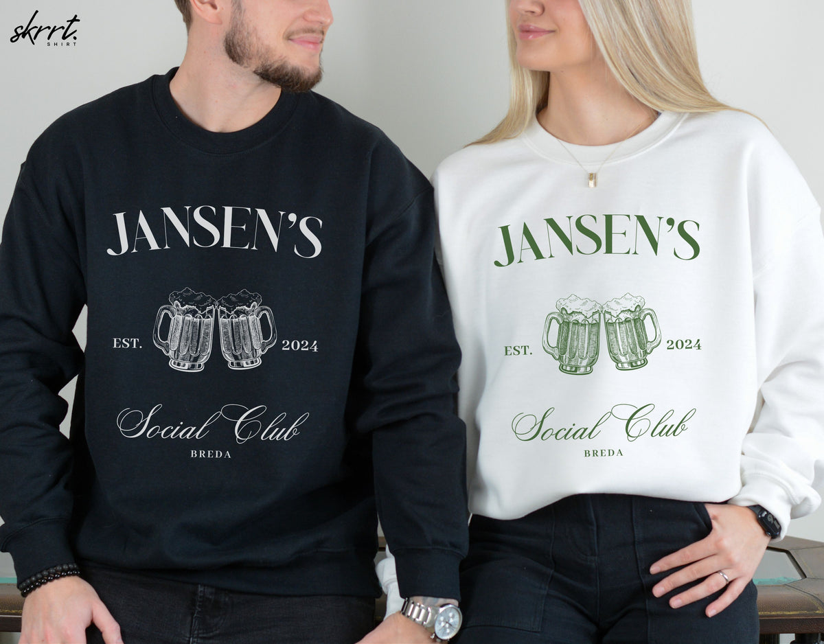 Set sweatshirts: zwarte en witte trui met opdruk 'JANSEN'S', bierpullen en 'EST. 2024'