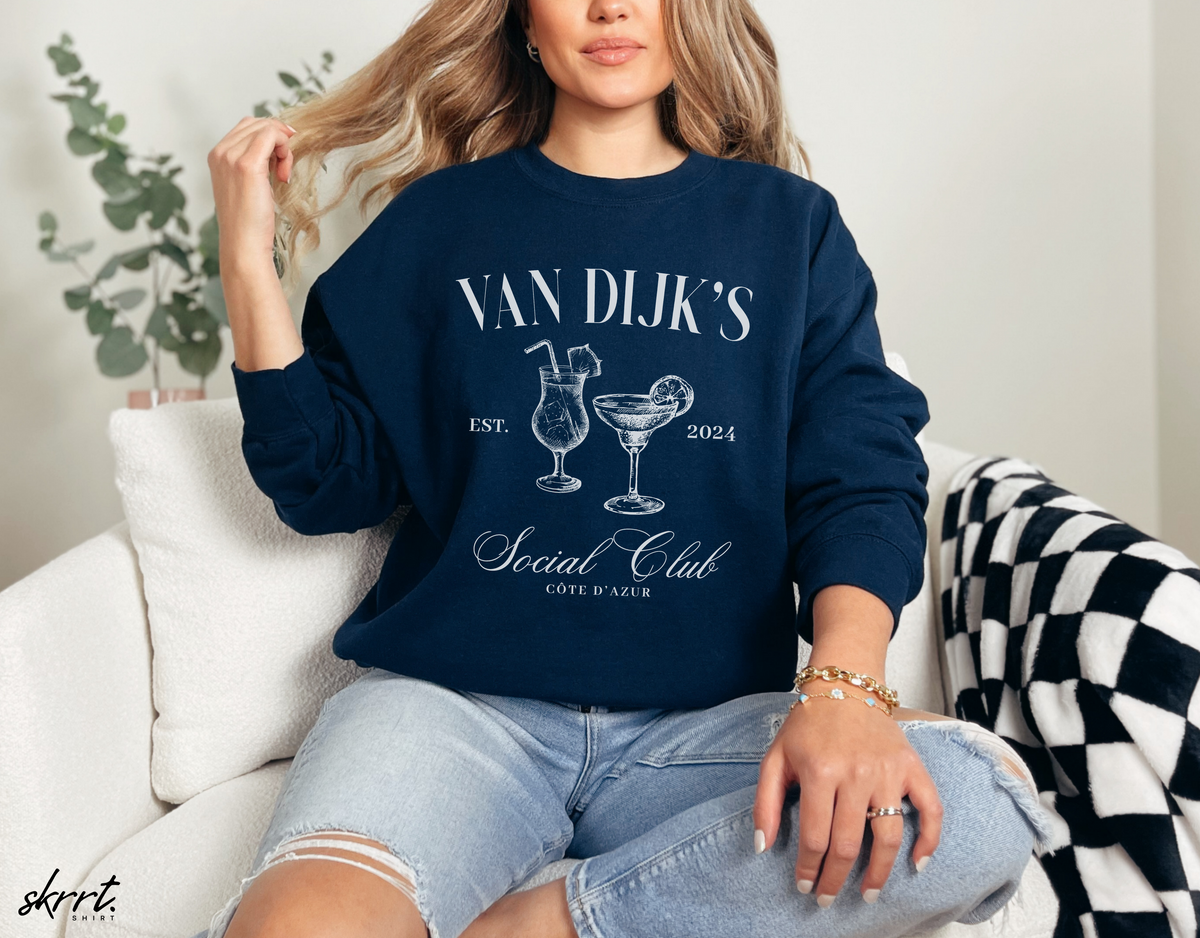Dames sweater in donkerblauw met ronde hals en bedrukking met glazen en 'Social Club'.