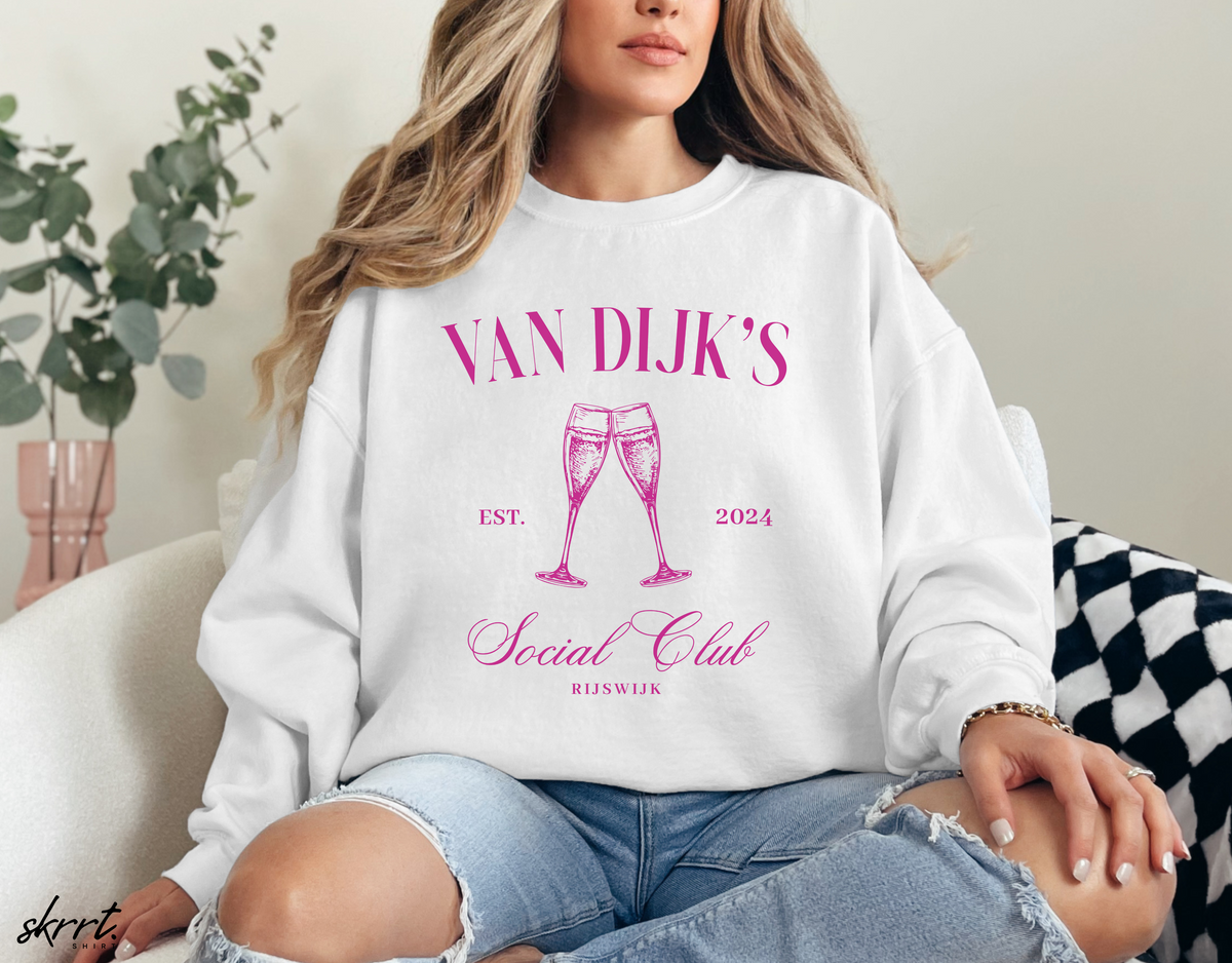 Witte sweater met roze 'VAN DIJK'S Social Club' print en wijnglazen, gedragen door vrouw