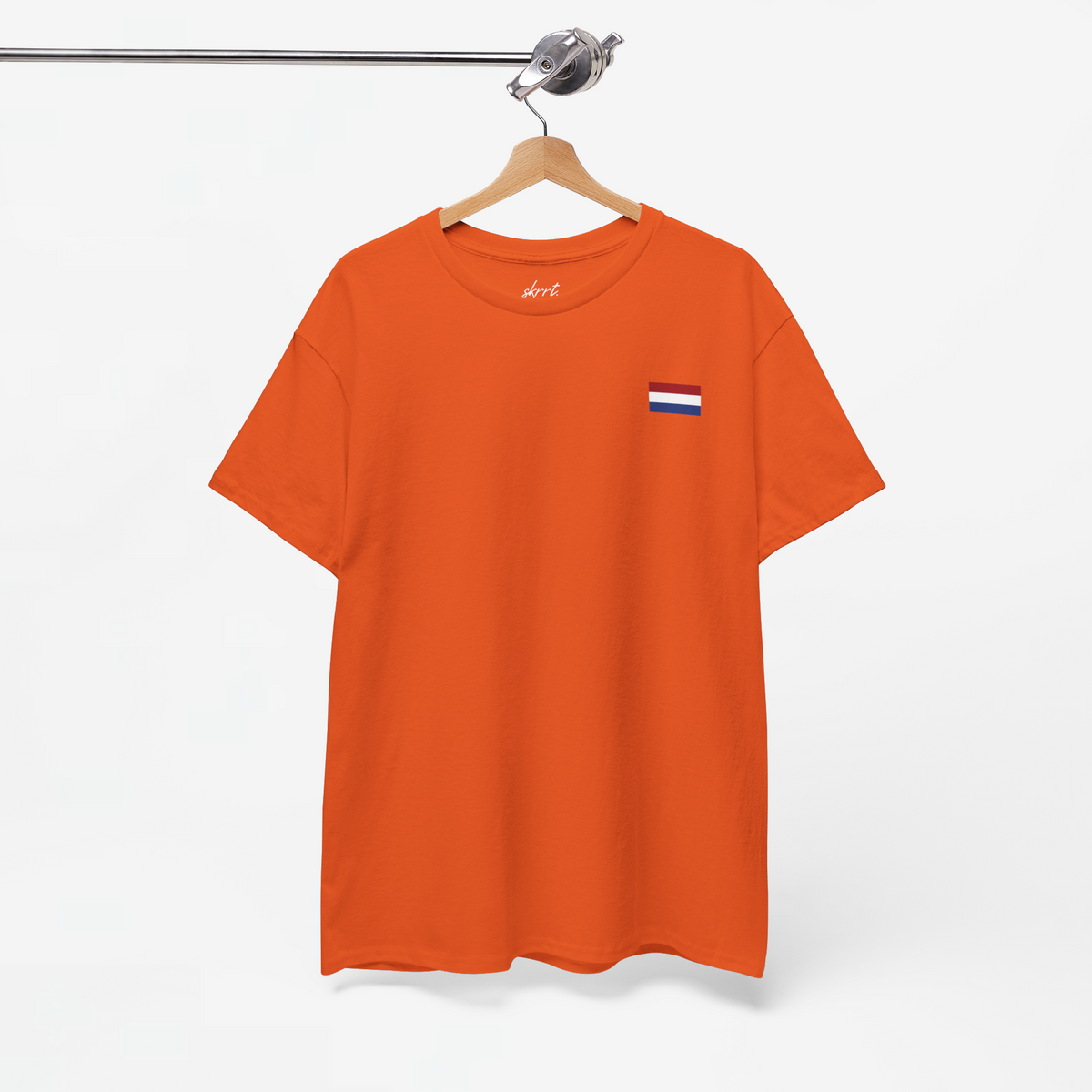 Oranje oversized t-shirt aan hanger met kleine skrrt/ Nederlandse vlag op borst
