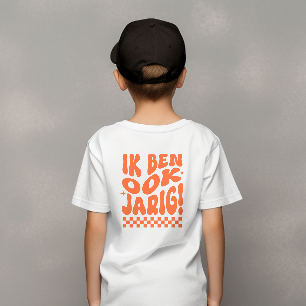 Wit kinder T-shirt met oranje tekstprint op de rug, gedragen door kind